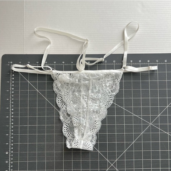 Elegant White Lace Lingerie Set with Choker Detail – Bra and Panty Duo - Picture 3 of 6